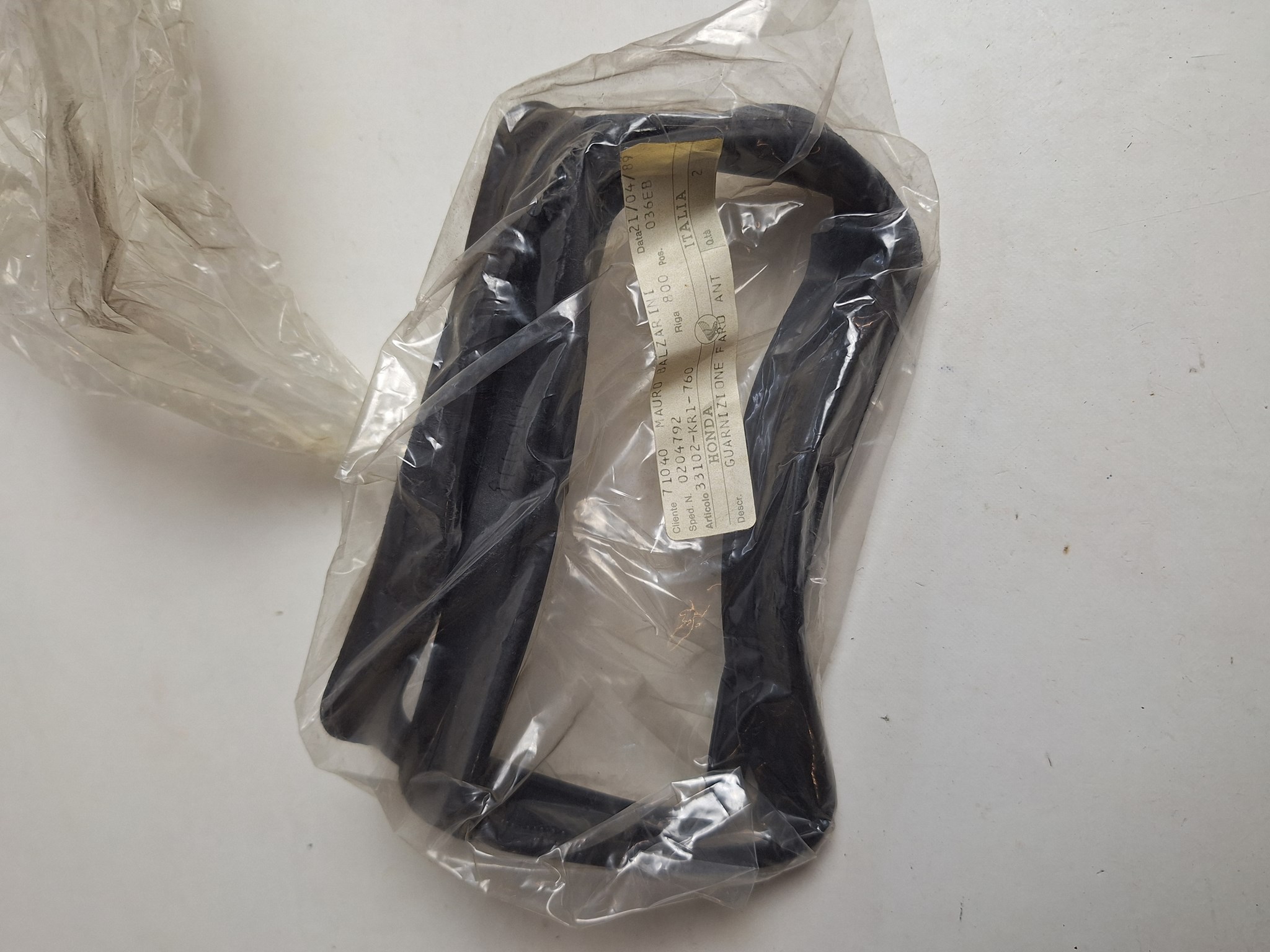 Picture of SCHEINWERFERGEHAEUSEGUMMI  33102-KR1-760  NS 125 R2J